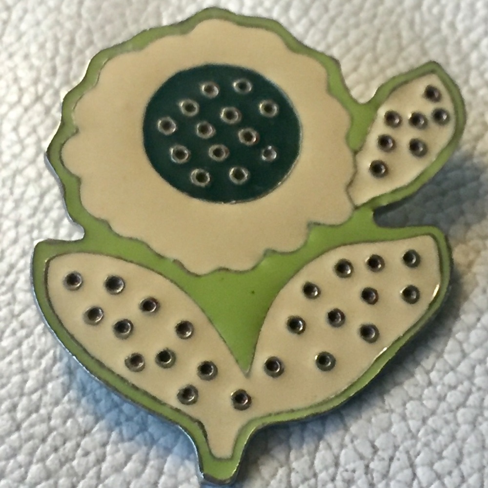 💚 Gap large enamel pin green flower